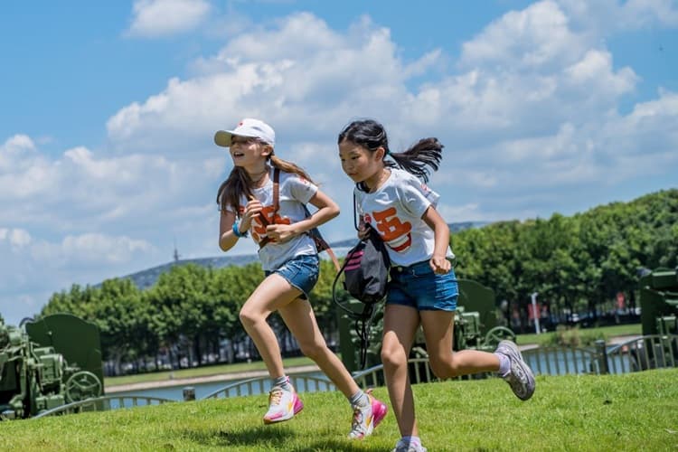 kids walk